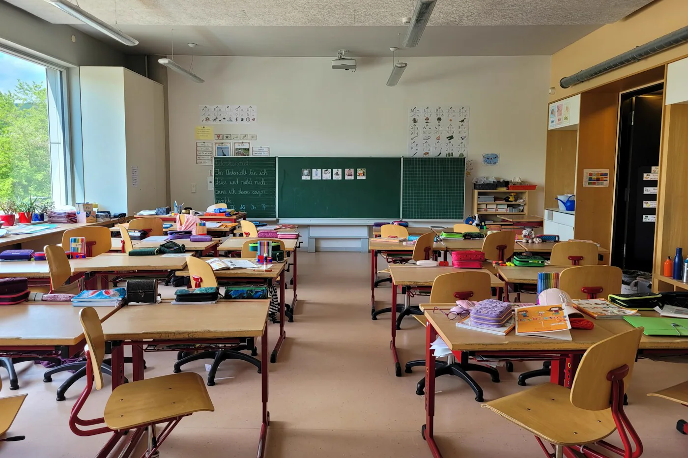 Sală de clasă luminoasă cu materiale educaționale